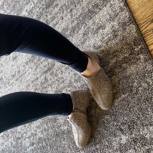 Booties Size 7 like new - Picture 2 of 3